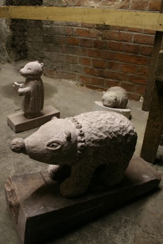 <p>Stefan Rinck - Ginsterkatze<br /><br />2008<br />Sandstone<br />57 x 118 x 17 cm</p>